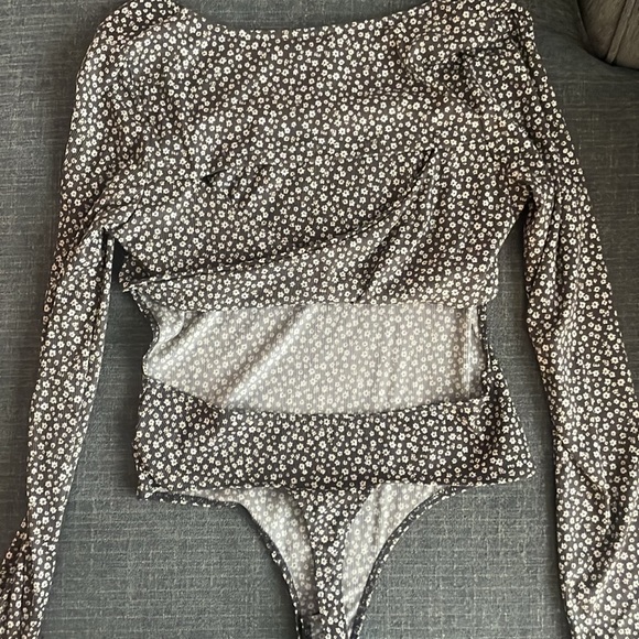 Floral long sleeved open back body suit - Picture 4 of 6
